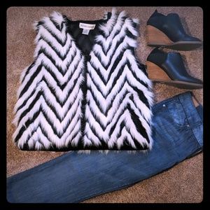Victoria Harbour white/black Chevron Faux Fur Vest